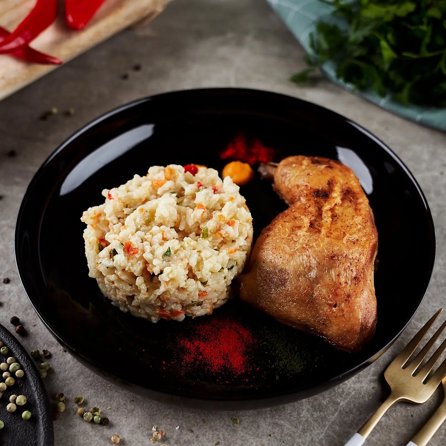 Livrare Meniu pulpă de pui cu pilaf cu legume sau piure de cartofi